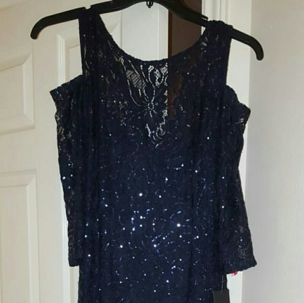 Beautiful Lace Gown - Picture 3 of 6